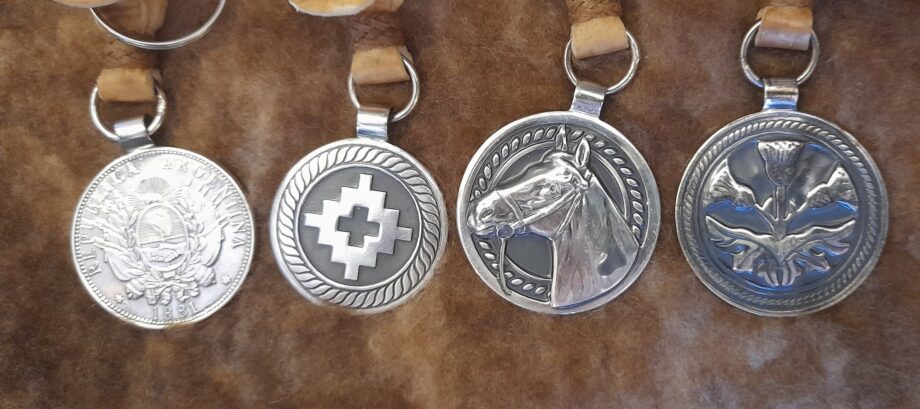 Art .306A - Llavero mosquetòn liso medalla Alpaca modelo Patacòn, Pampa, Estrella Federal, Caballo
