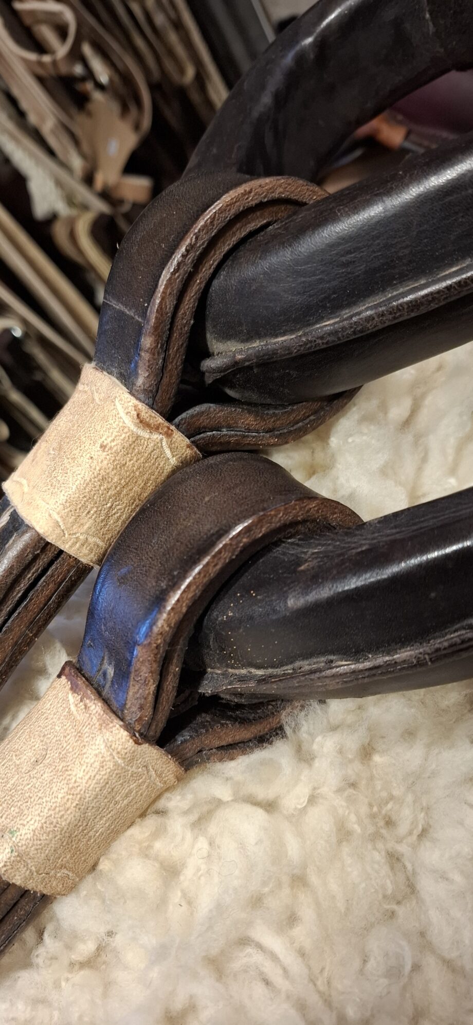 Estribo patero puro cuero, suela, cocido c/tiento de potro;  reforzado con estribera armazón madera y cuero y hebilla bronce - Calidad Talabartería La Rodada. Tradición La Rodada