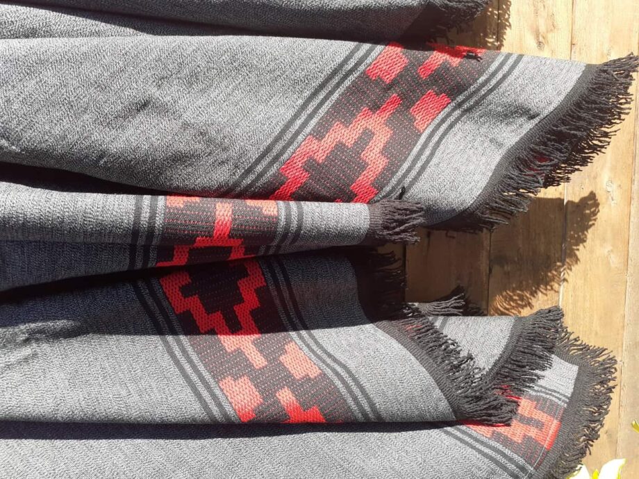 Poncho (Salta)  para campo - (Color gris, negro y colorado con guarda pampa y marron c/ G.pampa)