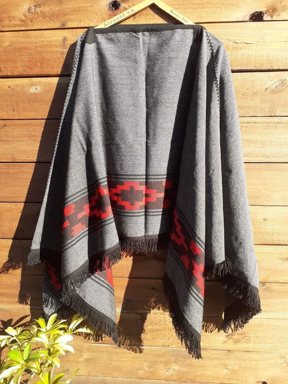 Poncho (Salta)  para campo - (Color gris, negro y colorado con guarda pampa y marron c/ G.pampa)