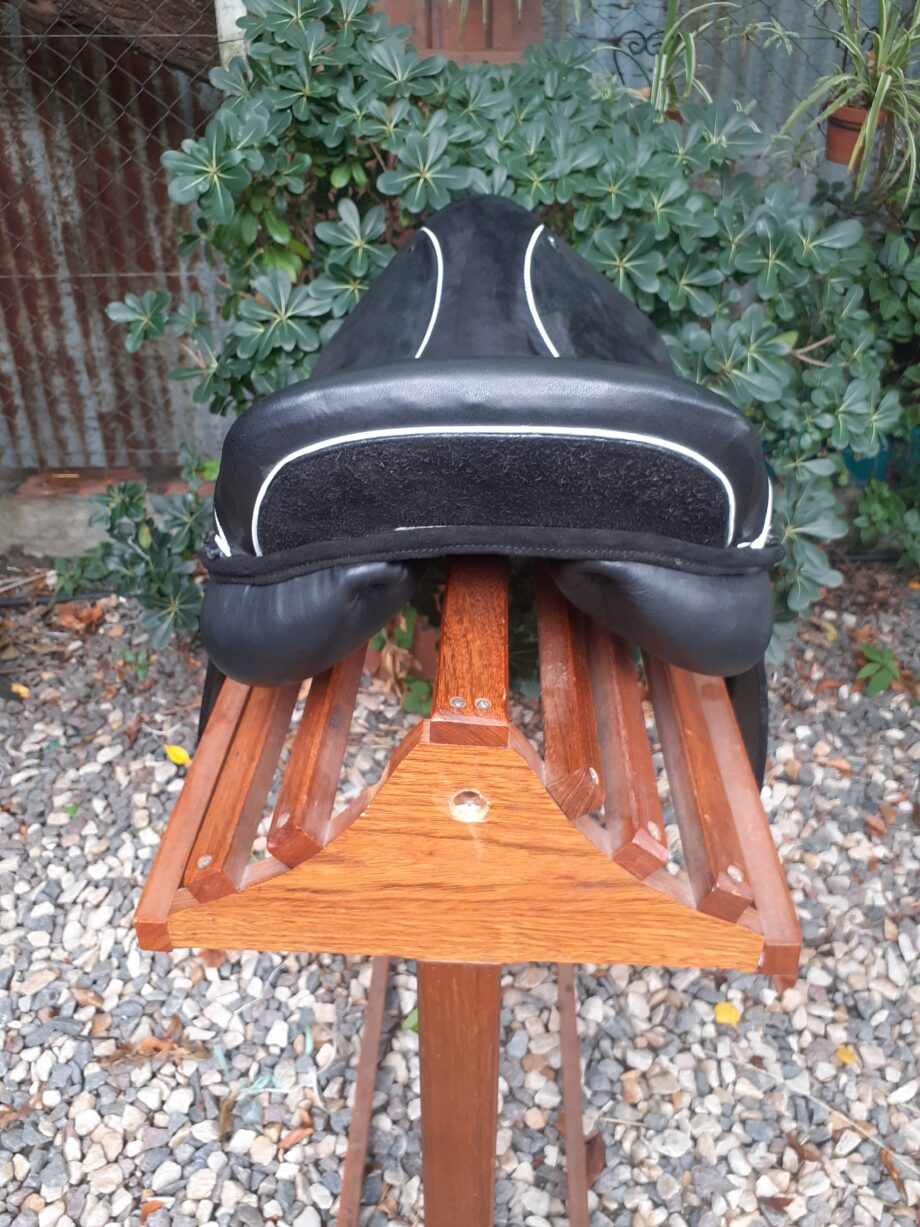 Montura de Polo tipo Bauty de 19", forrada en gamuzón, negra con bastos de goma bi-densidad forrados con cuero vaqueta engrasado, dados de bronce. -  Calidad Polo La Rodada