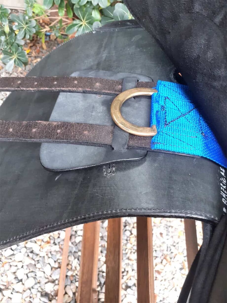 Montura de Polo tipo Bauty de 19", forrada en gamuzón, negra con bastos de goma bi-densidad forrados con cuero vaqueta engrasado, dados de bronce. -  Calidad Polo La Rodada