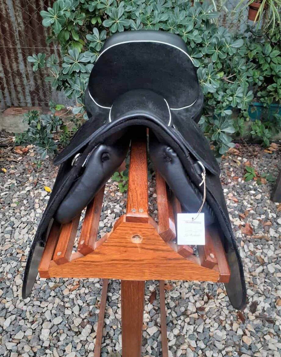 Montura de Polo tipo Bauty de 19", forrada en gamuzón, negra con bastos de goma bi-densidad forrados con cuero vaqueta engrasado, dados de bronce. -  Calidad Polo La Rodada