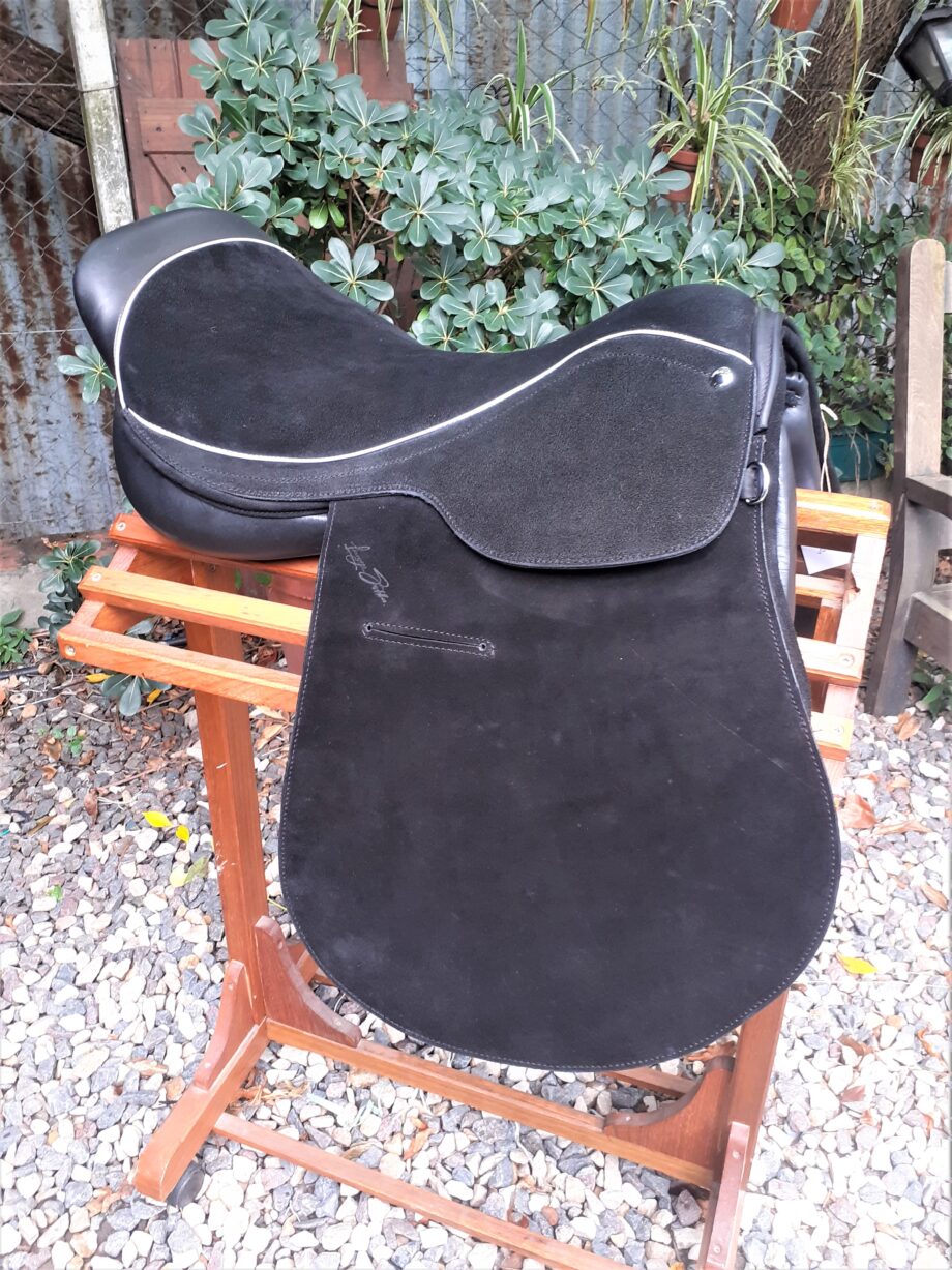 Montura de Polo tipo Bauty de 19", forrada en gamuzón, negra con bastos de goma bi-densidad forrados con cuero vaqueta engrasado, dados de bronce. -  Calidad Polo La Rodada