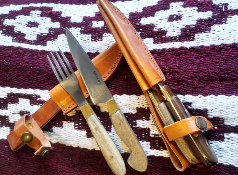 Juego cuchillo & tenedor  - Hoja acero al carbono y madera guayubira + bronce ( Para guantera de auto)