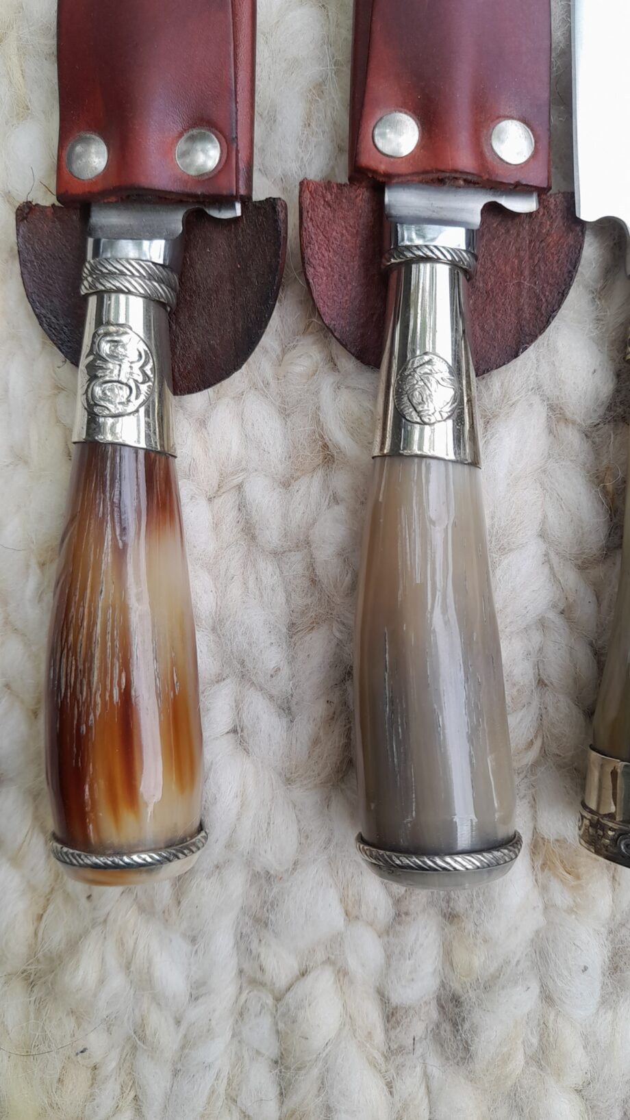 Cuchillo asta de Cebú con  doble virola Alpaca especial - Hoja acero inoxidable - Vaina cuero vacuno -  Origen Tandil