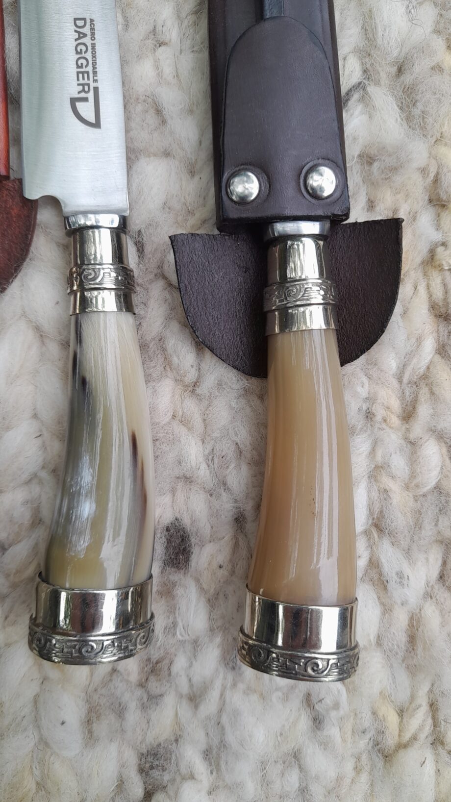 Cuchillo asta de Cebú con  doble virola Alpaca especial - Hoja acero inoxidable - Vaina cuero vacuno -  Origen Tandil