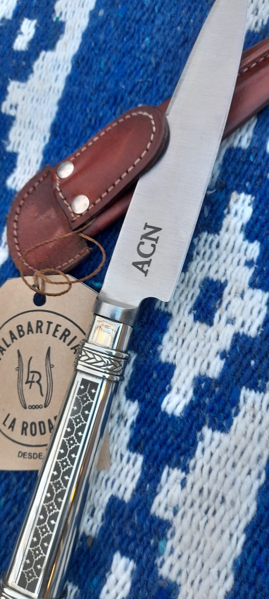 Cuchillo Premiun (exclusivo) cabo Alpaca con Guardapampa ; hoja alemana acero inox.14cm