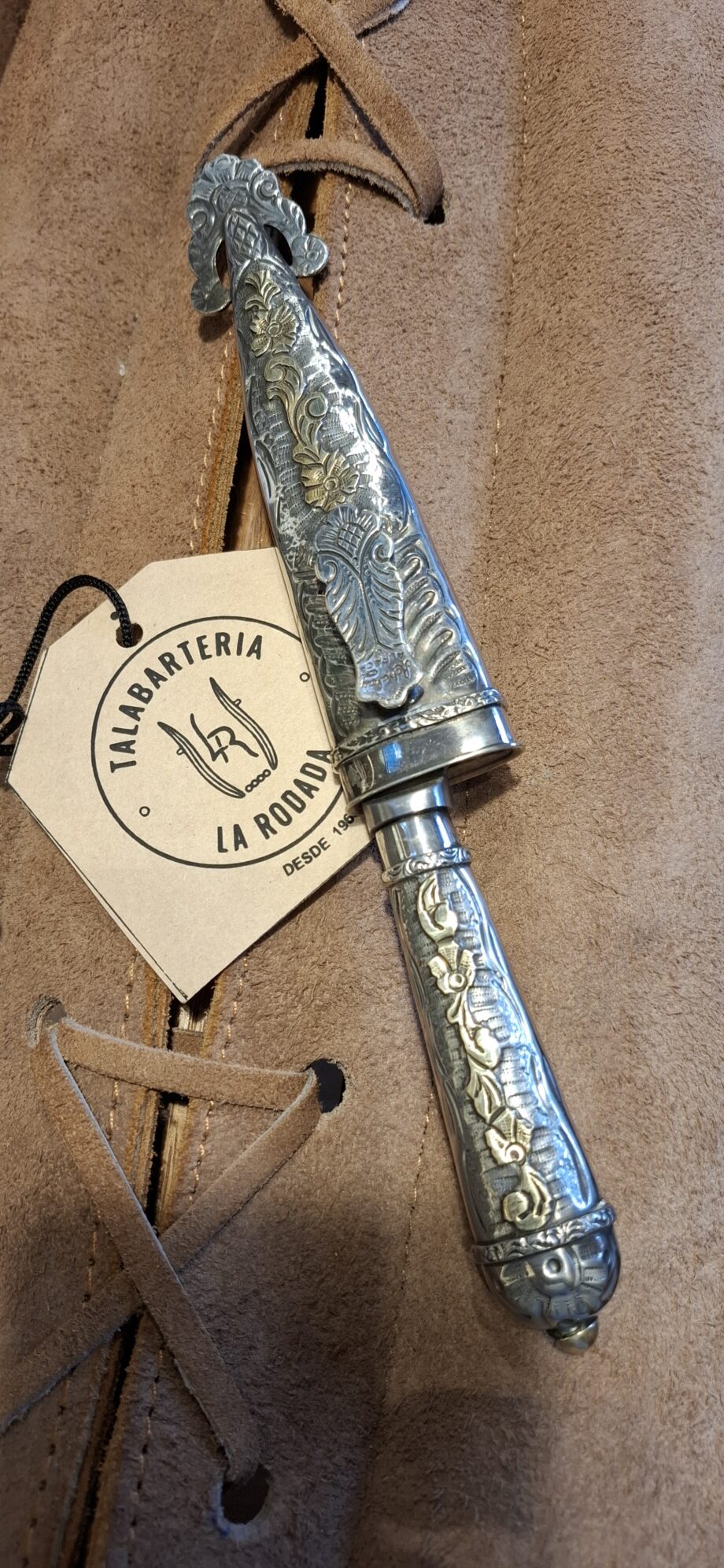 Cuchillo Premiun alta alpaca cincelado a mano. Hoja alemana de 12cm acero inox.