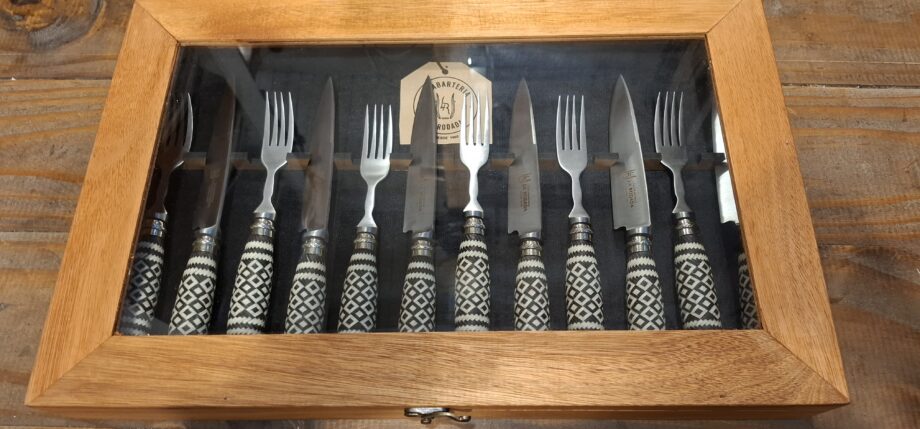 Juego Set de 6 cuchillo y tenedor La Rodada, cabo trenzado guardapampa hecho a mano. Caja madera y tapa c vidrio