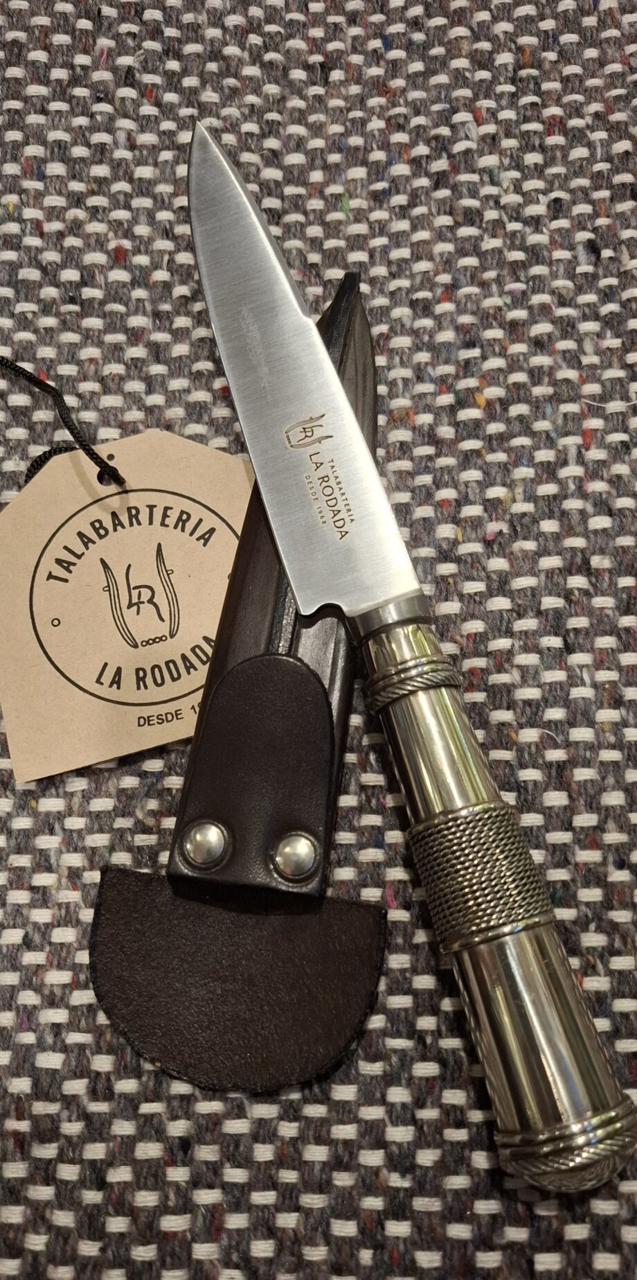Cuchillo especial cabo Alpaca cincelado a mano. Hoja de 14cm acero inox.  Vaina cuero vacuno seleccionada.
