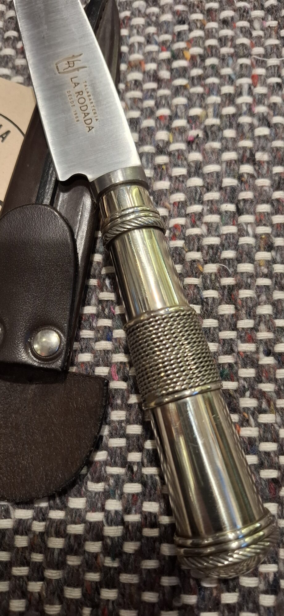 Cuchillo especial cabo Alpaca cincelado a mano. Hoja de 14cm acero inox.  Vaina cuero vacuno seleccionada.