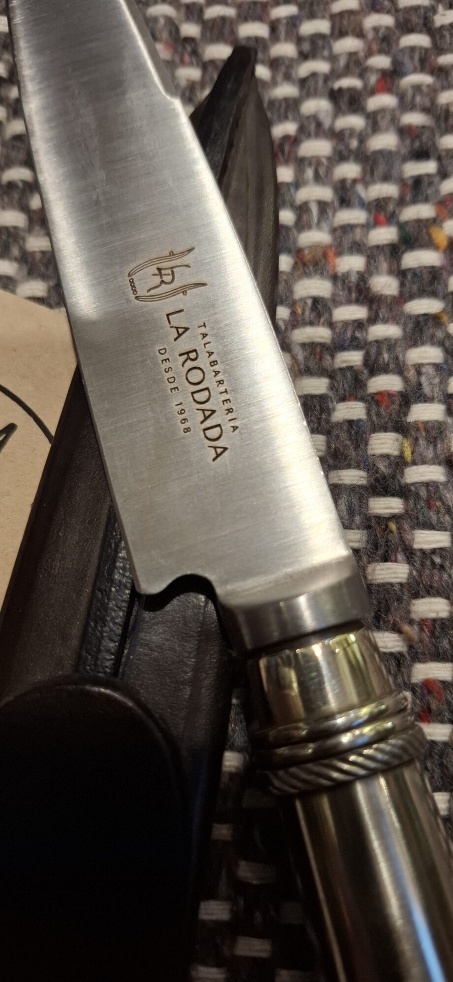 Cuchillo especial cabo Alpaca cincelado a mano. Hoja de 14cm acero inox.  Vaina cuero vacuno seleccionada.
