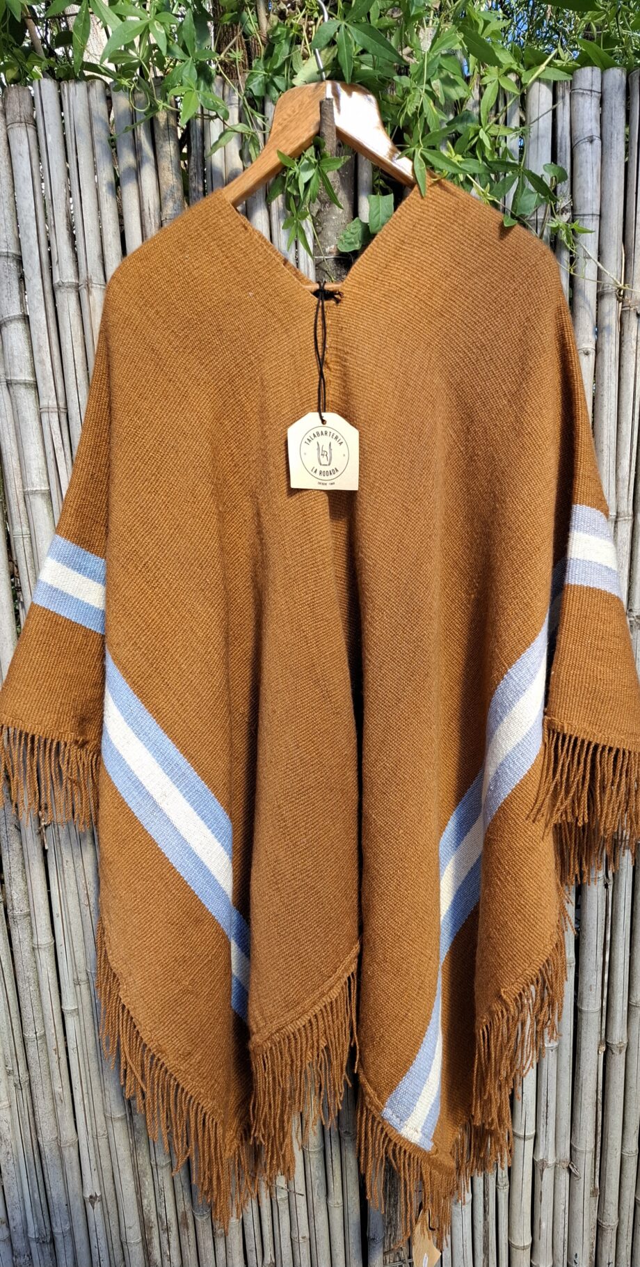 Poncho Catamarqueño hecho en telar pesado de Oveja Natural con motivo argentino