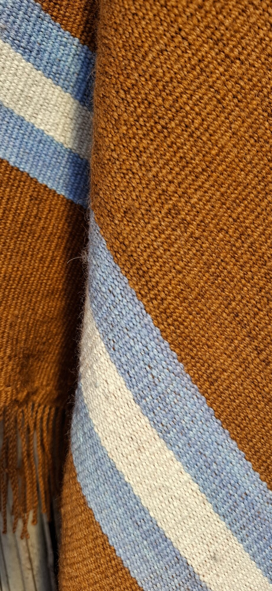 Poncho Catamarqueño hecho en telar pesado de Oveja Natural con motivo argentino
