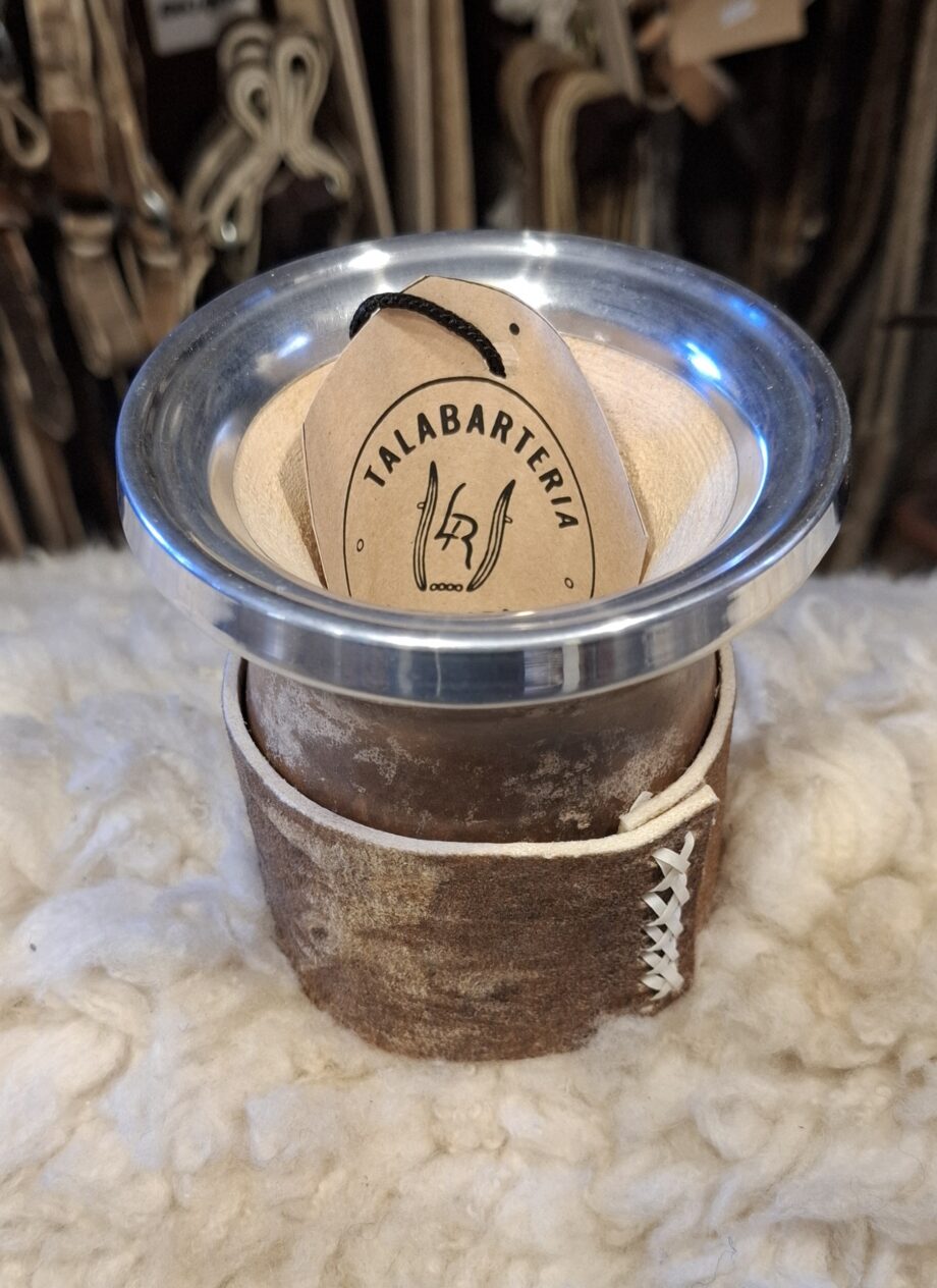 Mate Calabaza (Corrientes) seleccionada con virola de aluminio base cuero crudo con costura tiento reforzada