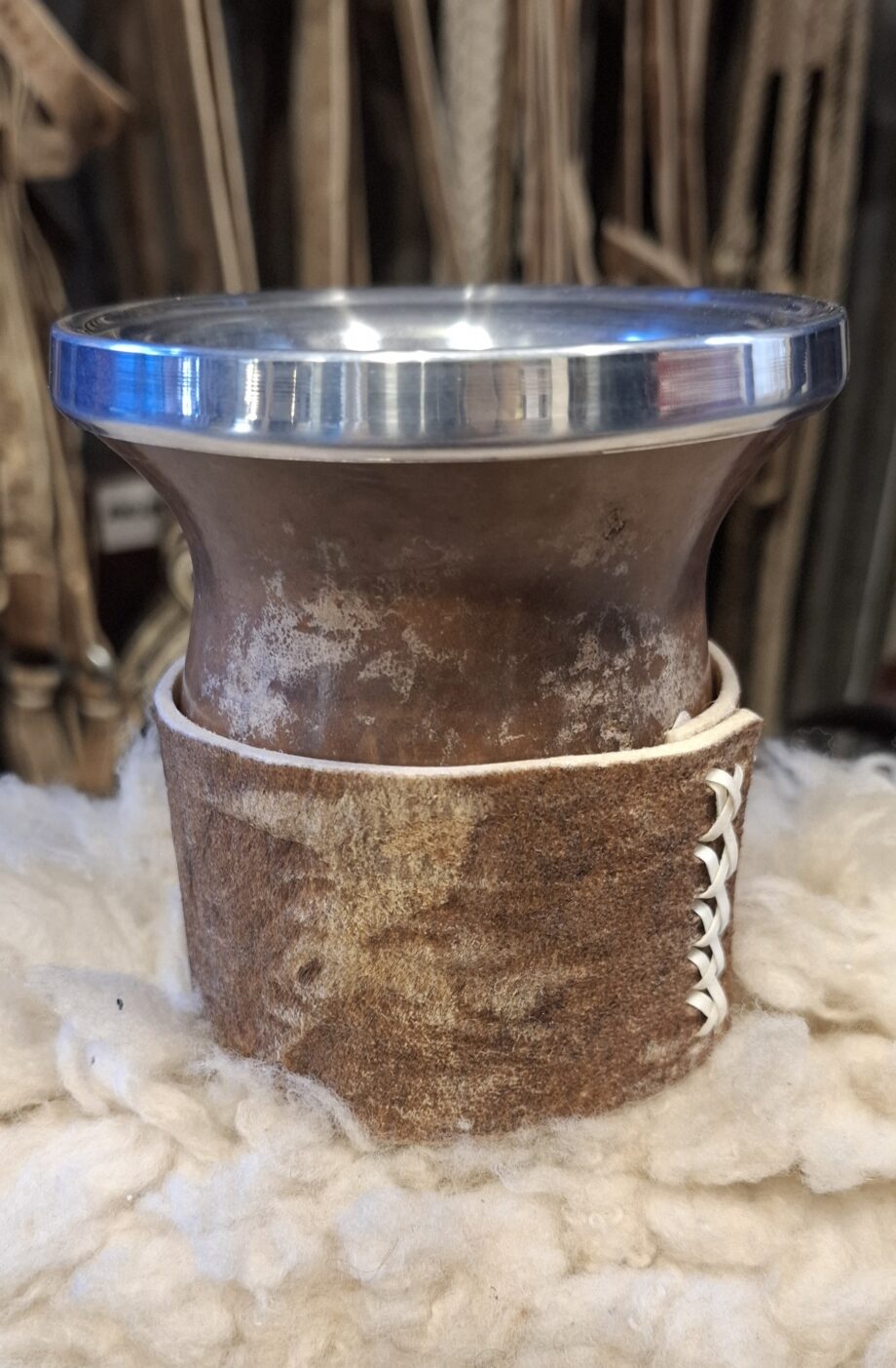 Mate Calabaza (Corrientes) seleccionada con virola de aluminio base cuero crudo con costura tiento reforzada
