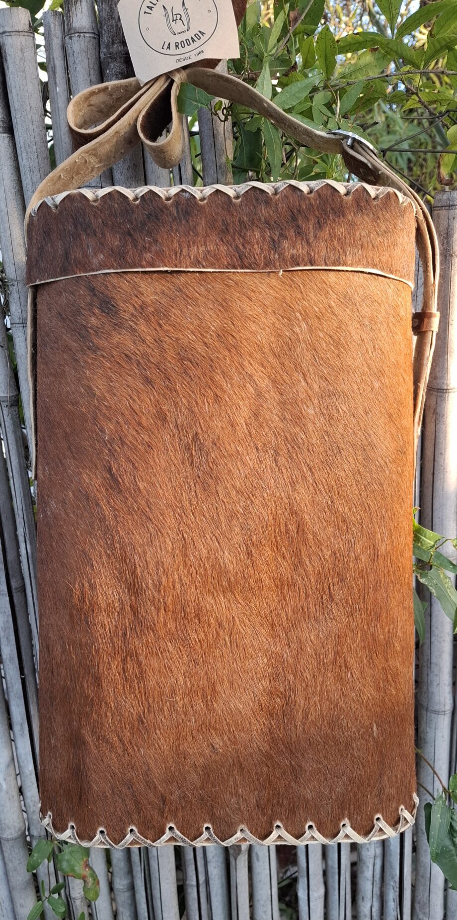 Matera Correntina cuero crudo con pelo natural. 40cm alto x 31cm ancho