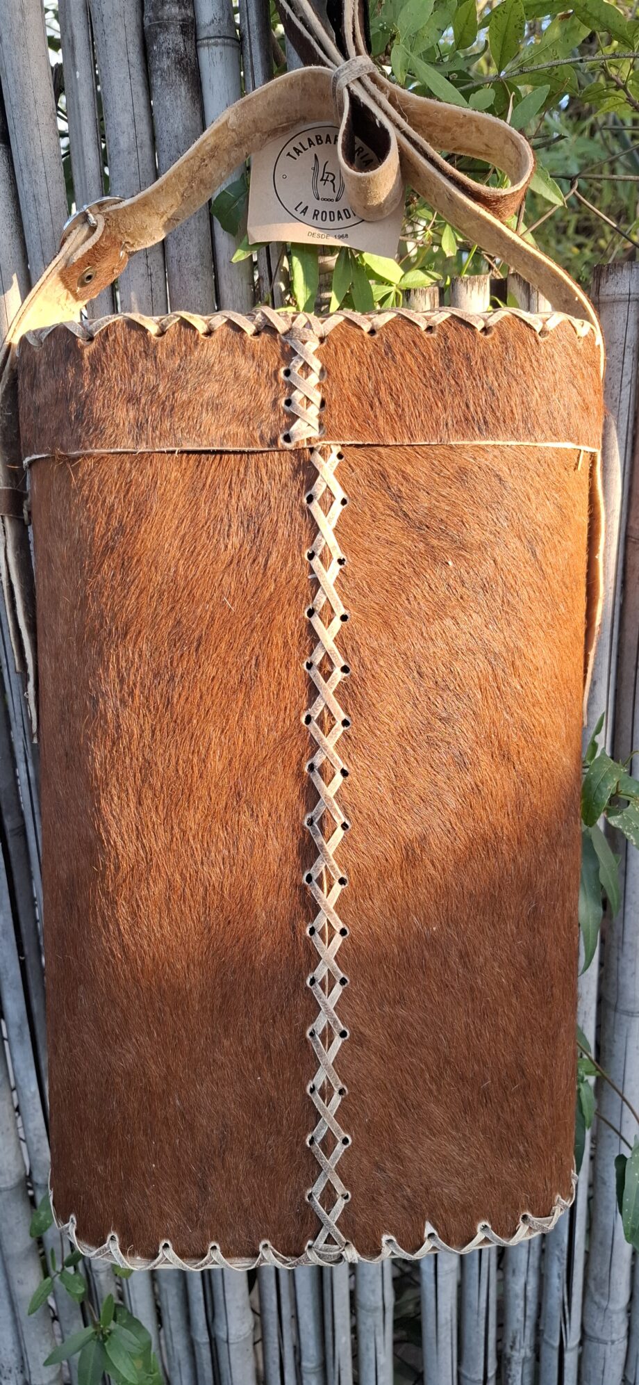 Matera Correntina cuero crudo con pelo natural. 40cm alto x 31cm ancho