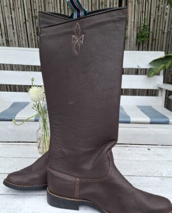 Bota cuero vacuno engrasada caña alta suela goma