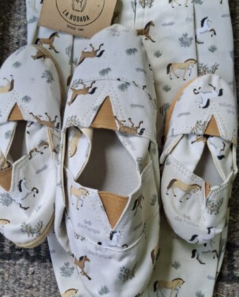 Alpargatas especiales motivo "Caballitos" para chicos. Lona reforzada, suela goma