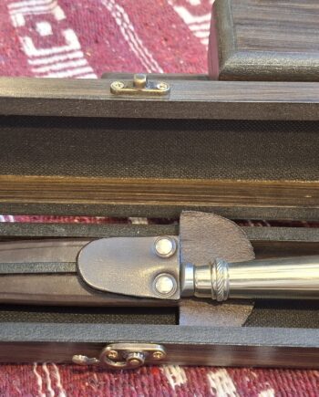 Caja madera premium contenedora 1 cuchillo con broche especial.