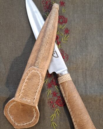 Cuchillo cabo cuero sobado seleccionado con vaina cuero crudo y tiento de potro. Hoja acero inoxidable 14cm