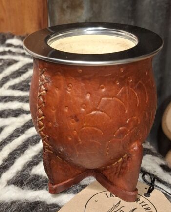 Mate camionero cuero vacuno labrado a mano y virola en acero inox.